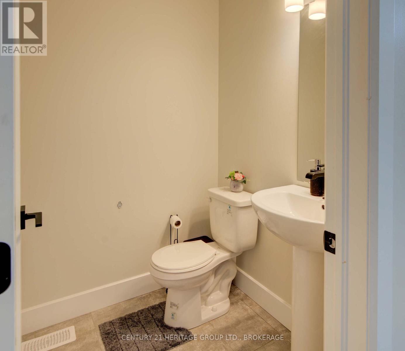 28 Dusenbury Drive, Loyalist, Ontario  K0H 2H0 - Photo 12 - X12308183