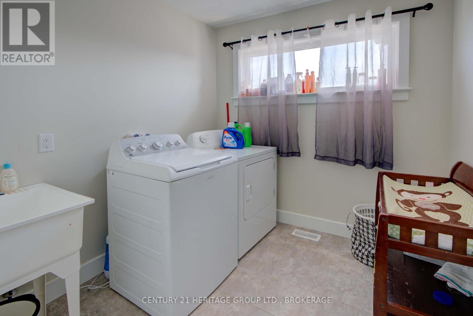 28 Dusenbury Drive, Loyalist, Ontario  K0H 2H0 - Photo 31 - X12308183