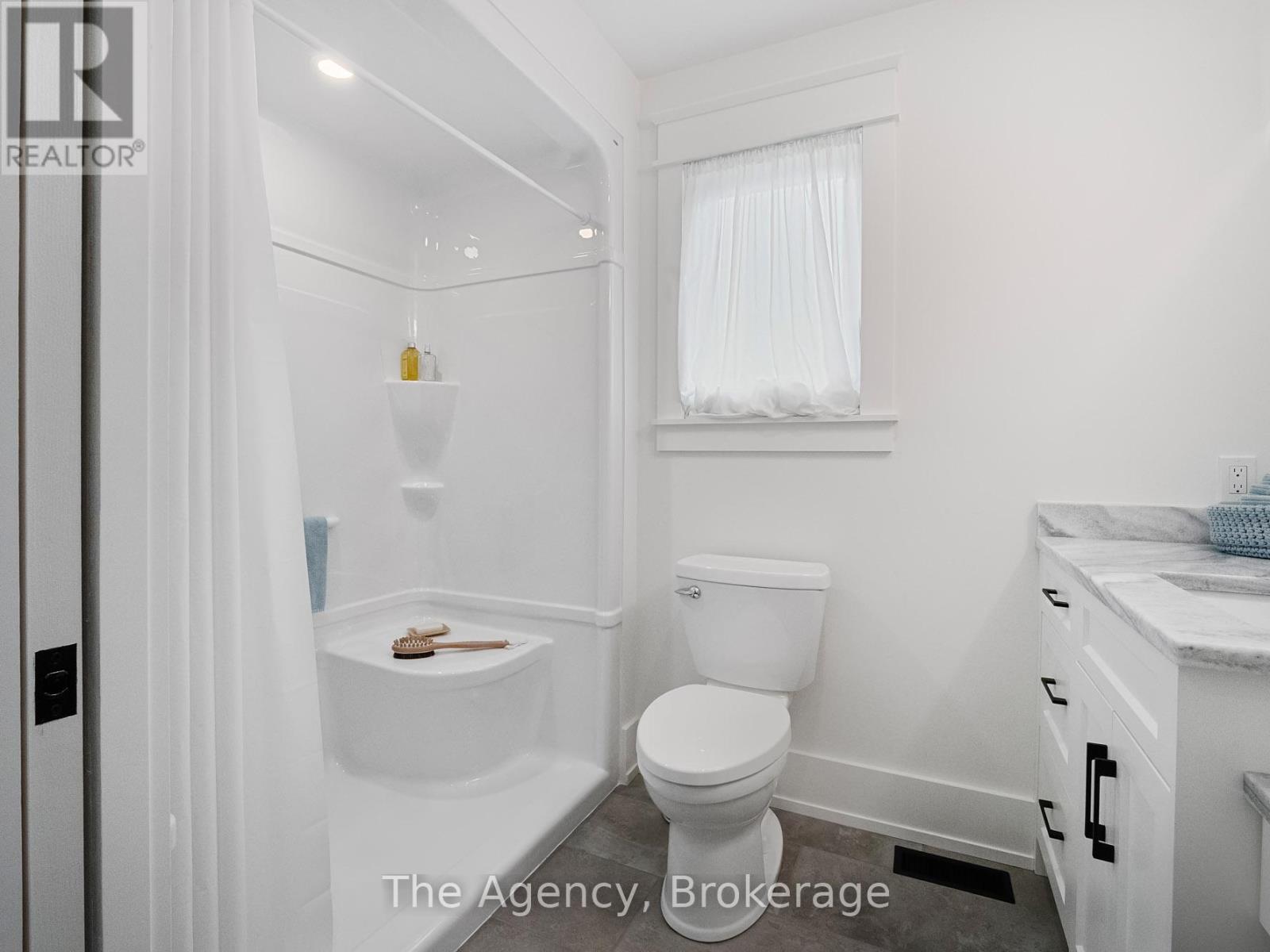 40 Topham Boulevard, Welland, Ontario  L3C 3G2 - Photo 8 - X12308264