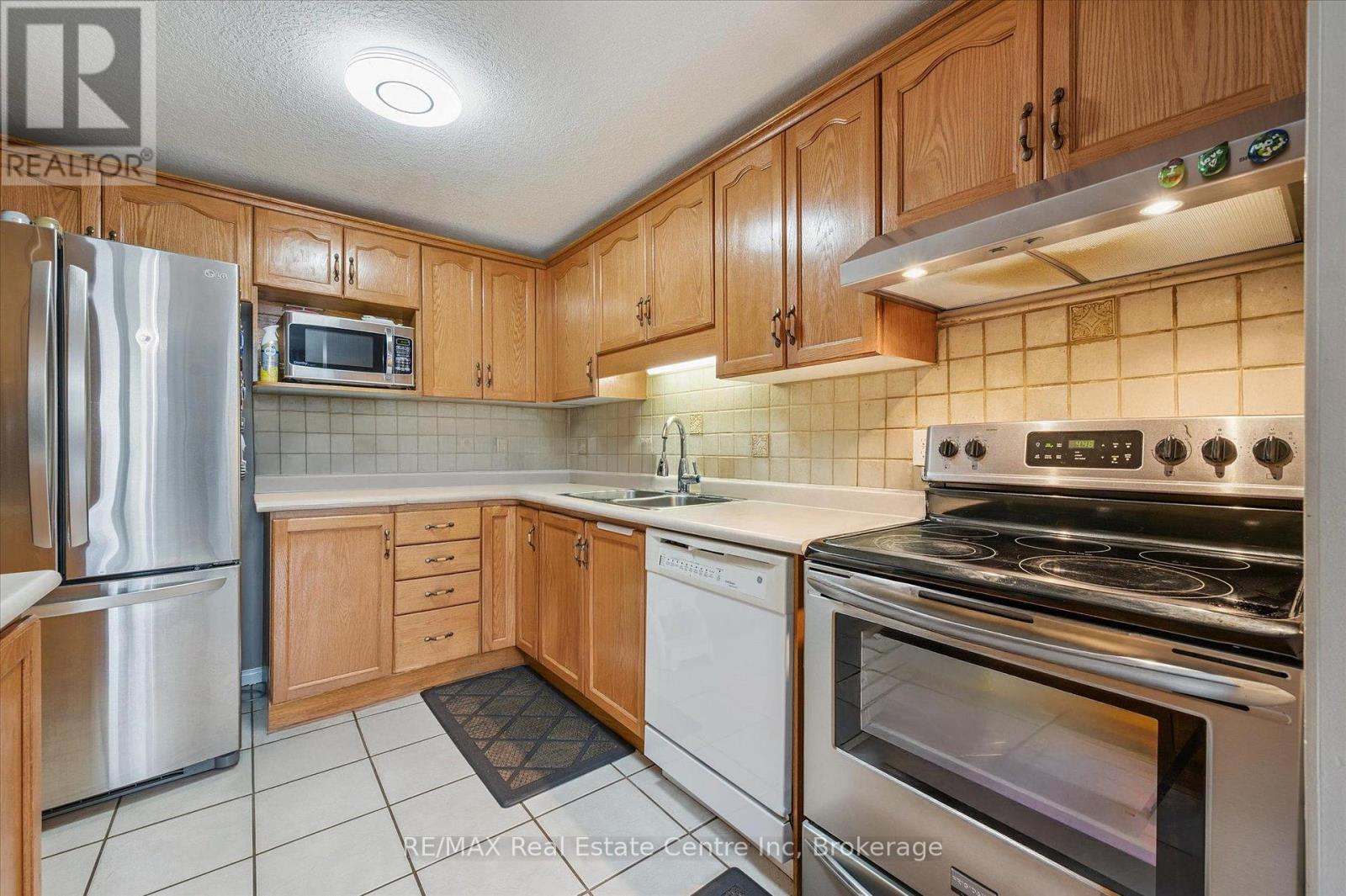 161 Stephanie Drive, Guelph, Ontario  N1K 1X7 - Photo 4 - X12308235