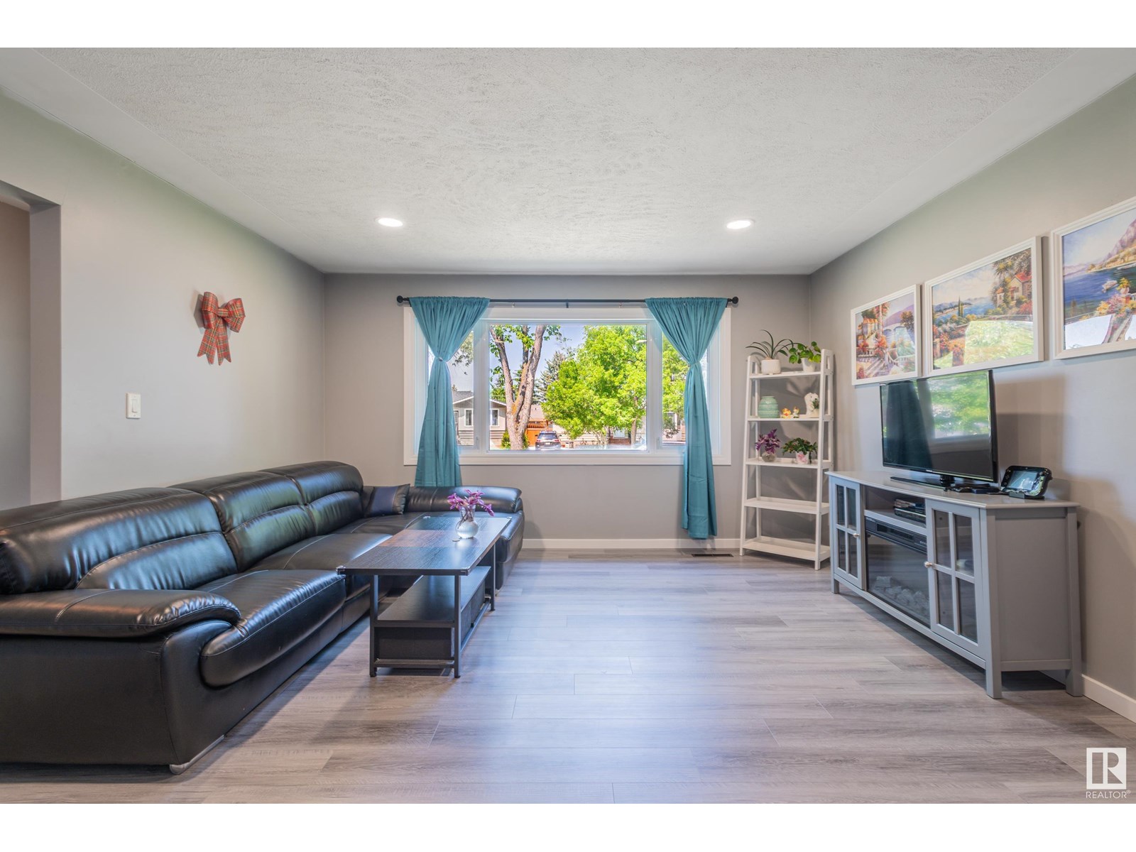 Property at 8803 160 ST NW image 3