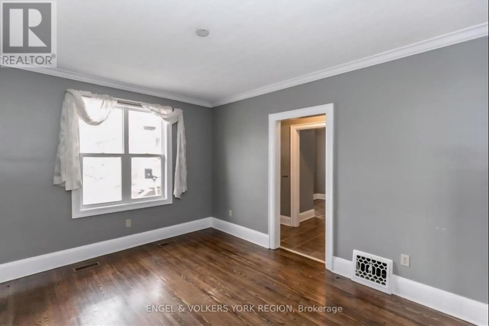 23 Lount Street, Barrie, Ontario  L4M 3E3 - Photo 3 - S12267183