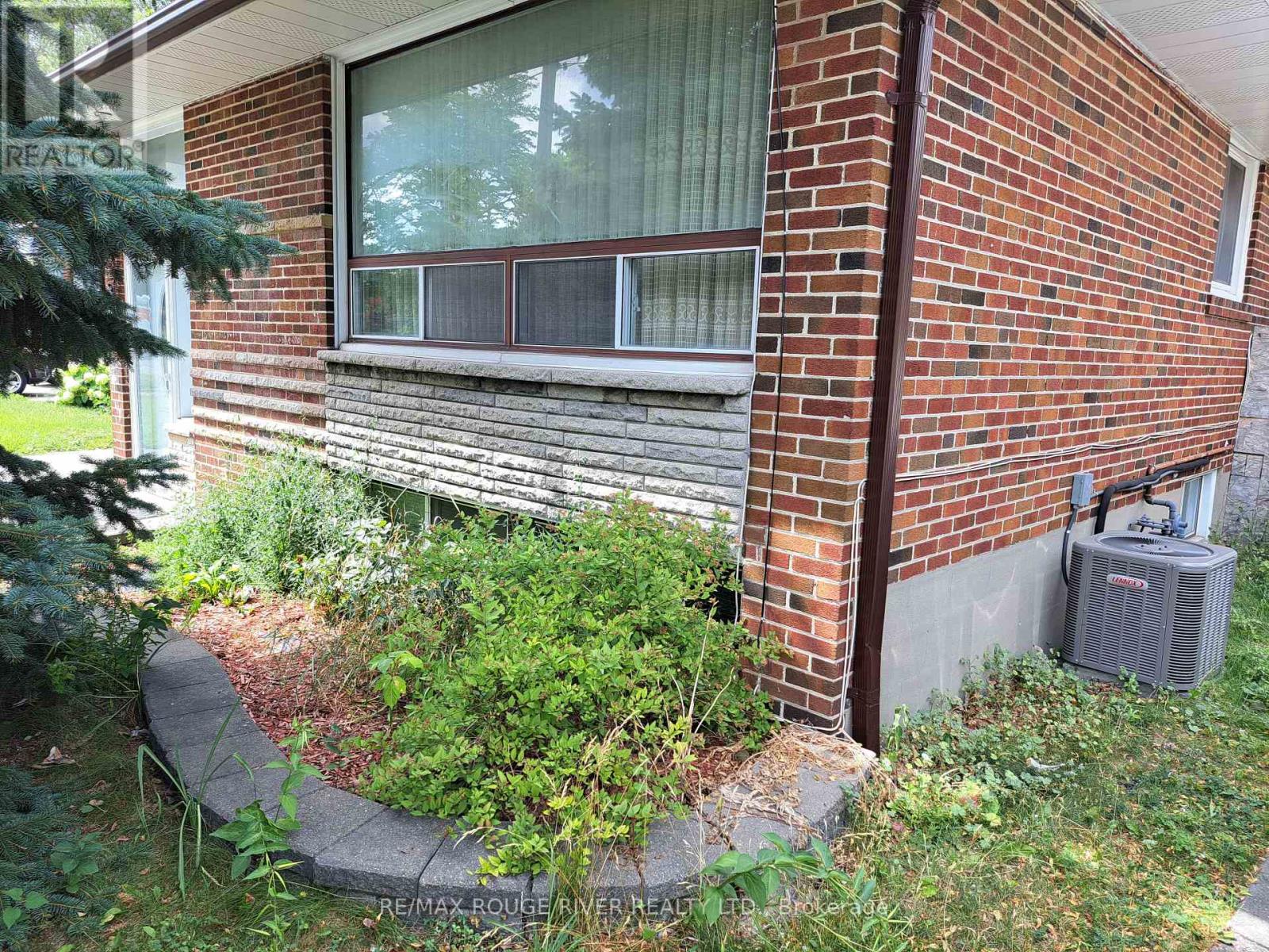 Property at 52 LOMBARDY CRESCENT image 4
