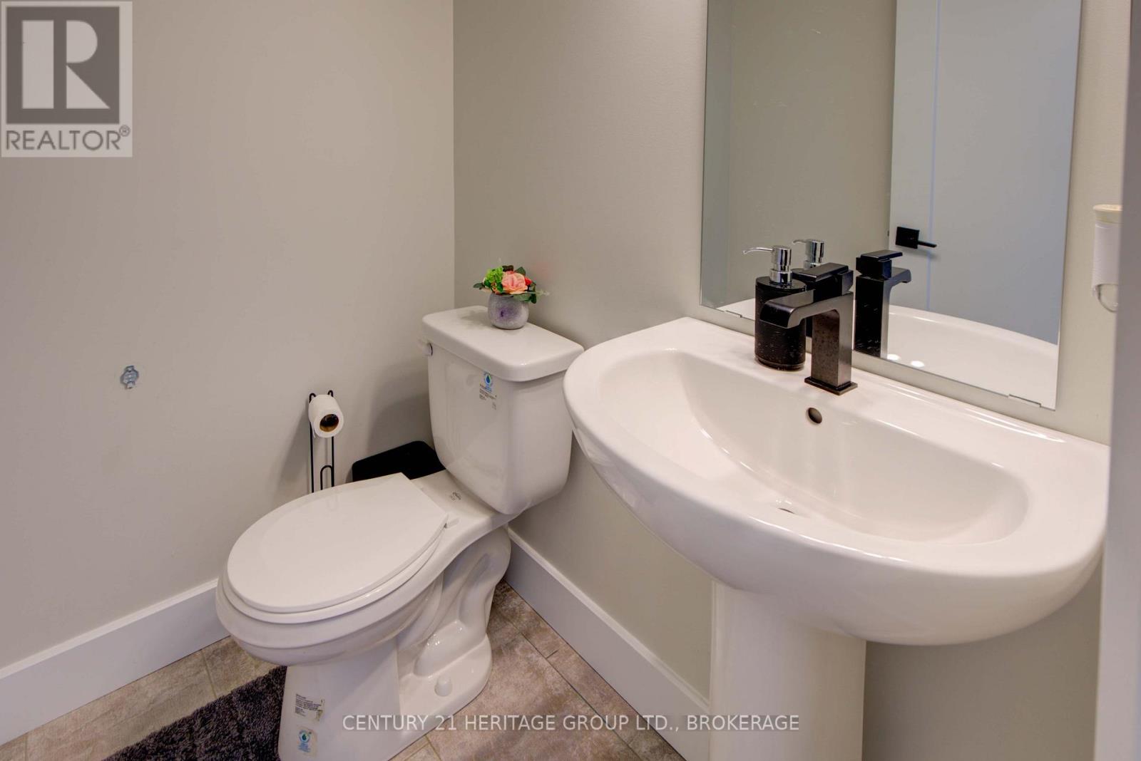 28 Dusenbury Drive, Loyalist, Ontario  K0H 2H0 - Photo 11 - X12308183