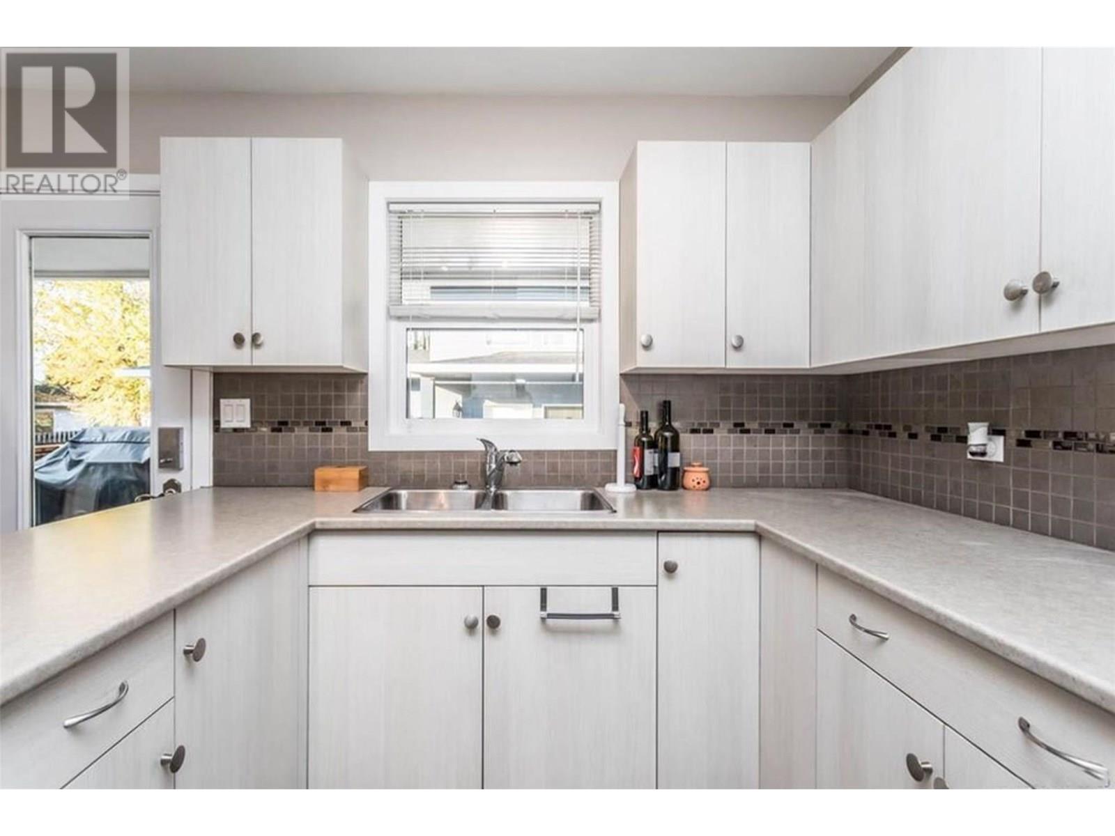 Photo 12 at 930 - 932 Lawson Avenue, Kelowna North, Kelowna Photo 12 at 930 - 932 Lawson Avenue, Kelowna North, Kelowna