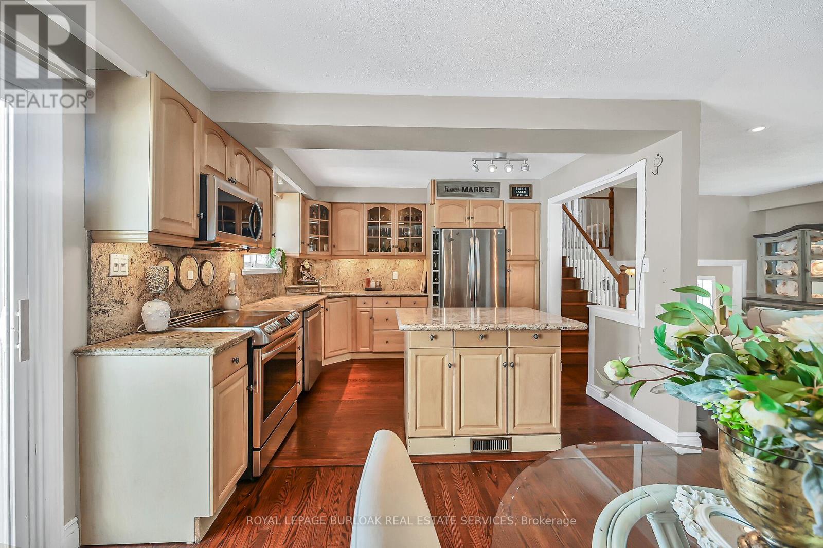 92 Osborne Crescent, Oakville, Ontario  L6H 1G1 - Photo 14 - W12308396