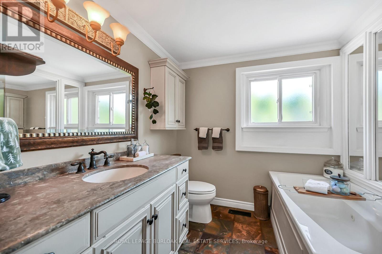 92 Osborne Crescent, Oakville, Ontario  L6H 1G1 - Photo 22 - W12308396
