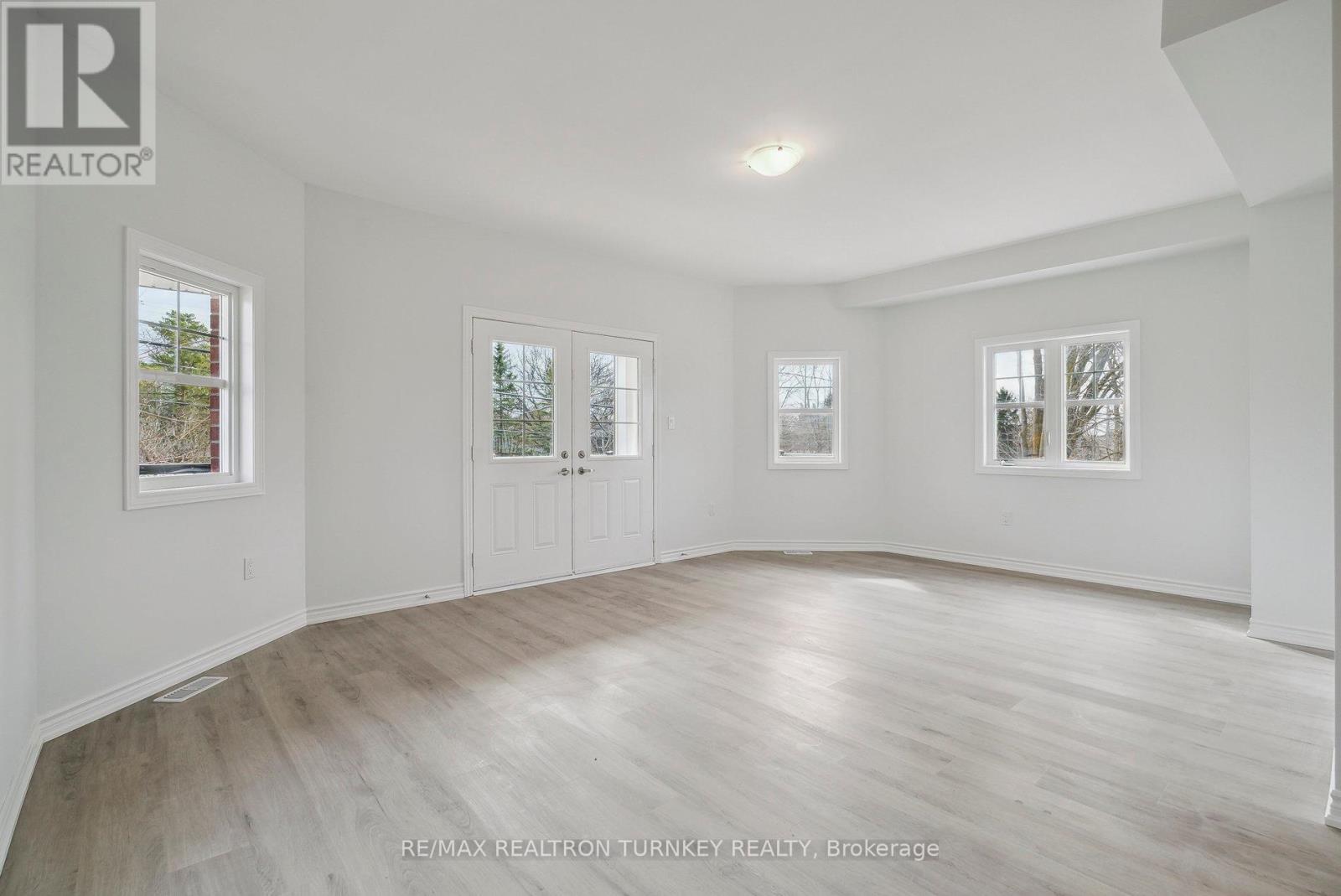 2 Ravenscraig Place, Innisfil, Ontario  L0L 1L0 - Photo 5 - N12308434
