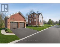 2 RAVENSCRAIG PLACE, Innisfil, Ontario