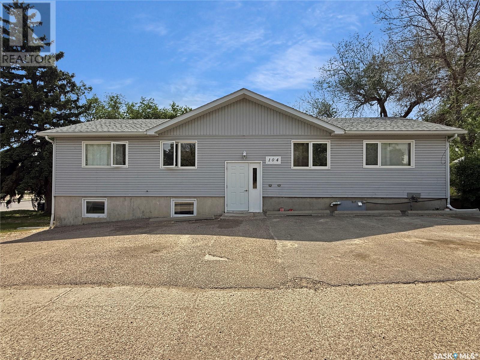 104 6th Avenue NE, Swift Current, Saskatchewan  S9H 2M1 - Photo 1 - SK009181