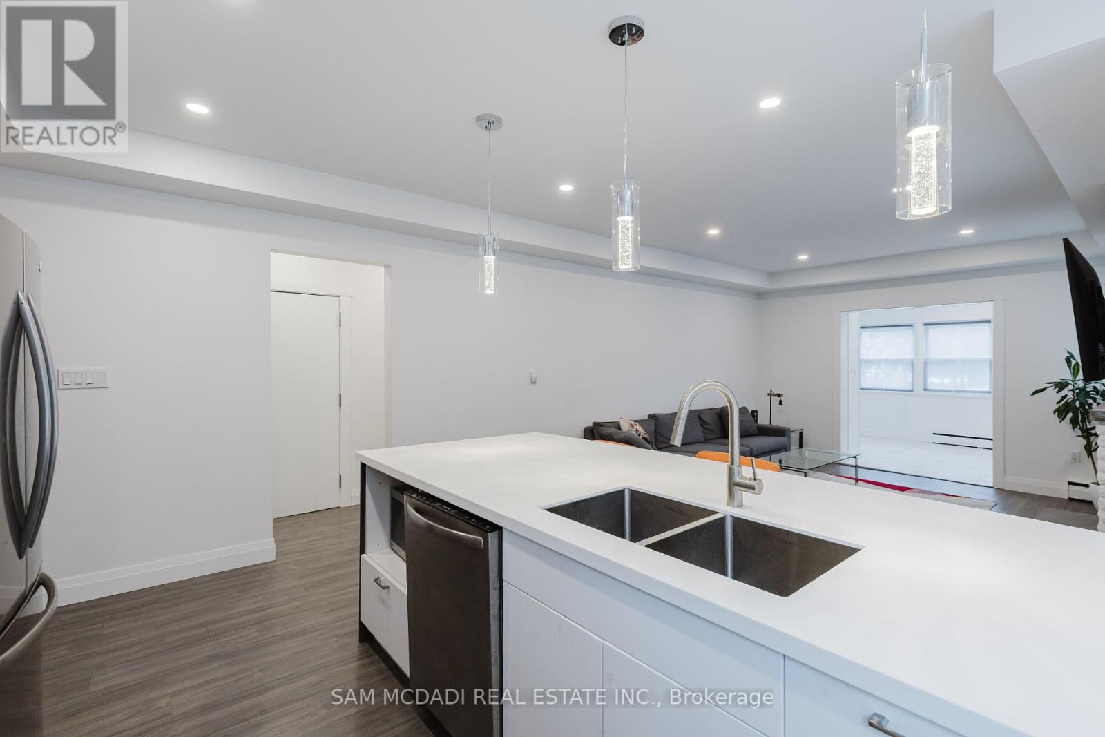 2177 Lakeshore Road, Burlington, Ontario  L7R 1A5 - Photo 11 - W12308574
