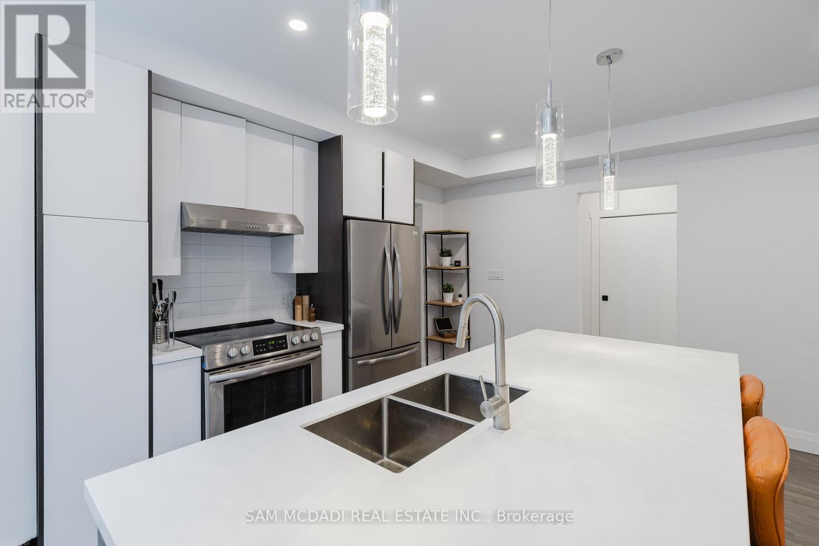 2177 Lakeshore Road, Burlington, Ontario  L7R 1A5 - Photo 12 - W12308574