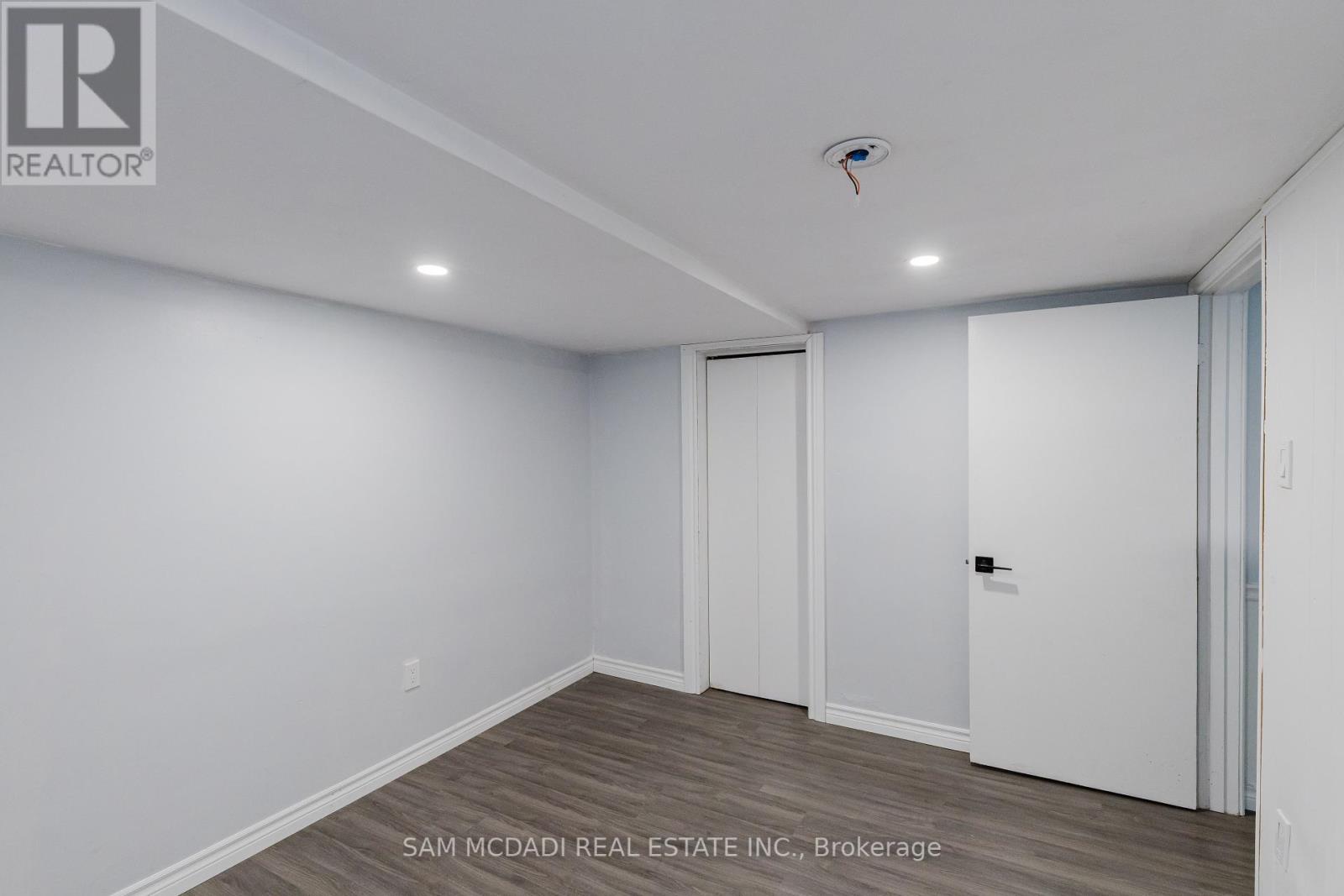 2177 Lakeshore Road, Burlington, Ontario  L7R 1A5 - Photo 21 - W12308574