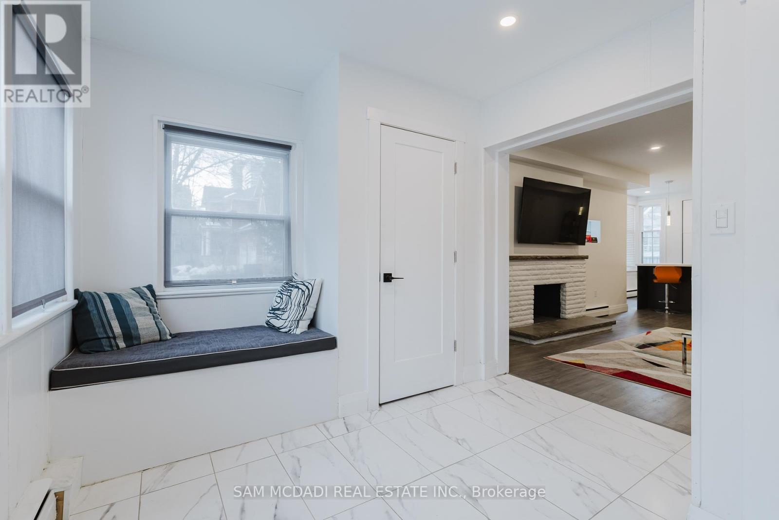 2177 Lakeshore Road, Burlington, Ontario  L7R 1A5 - Photo 5 - W12308574