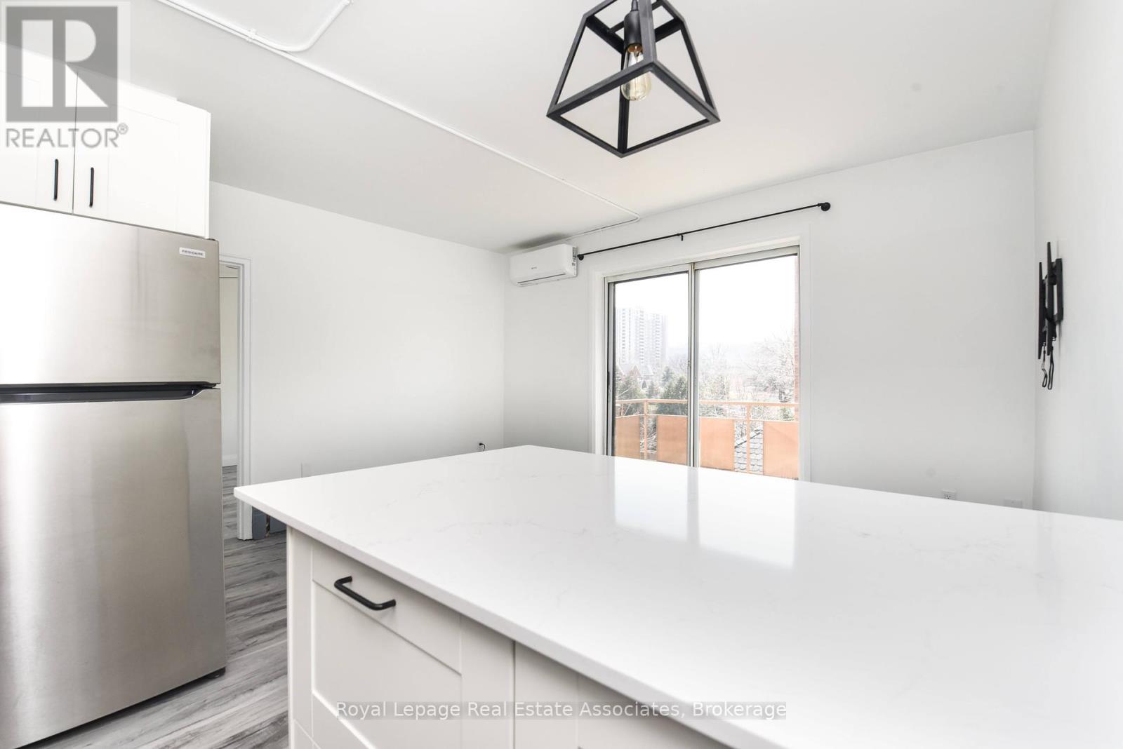 6 - 122 Victoria Avenue N, Hamilton, Ontario  L8L 5E5 - Photo 7 - X12308619