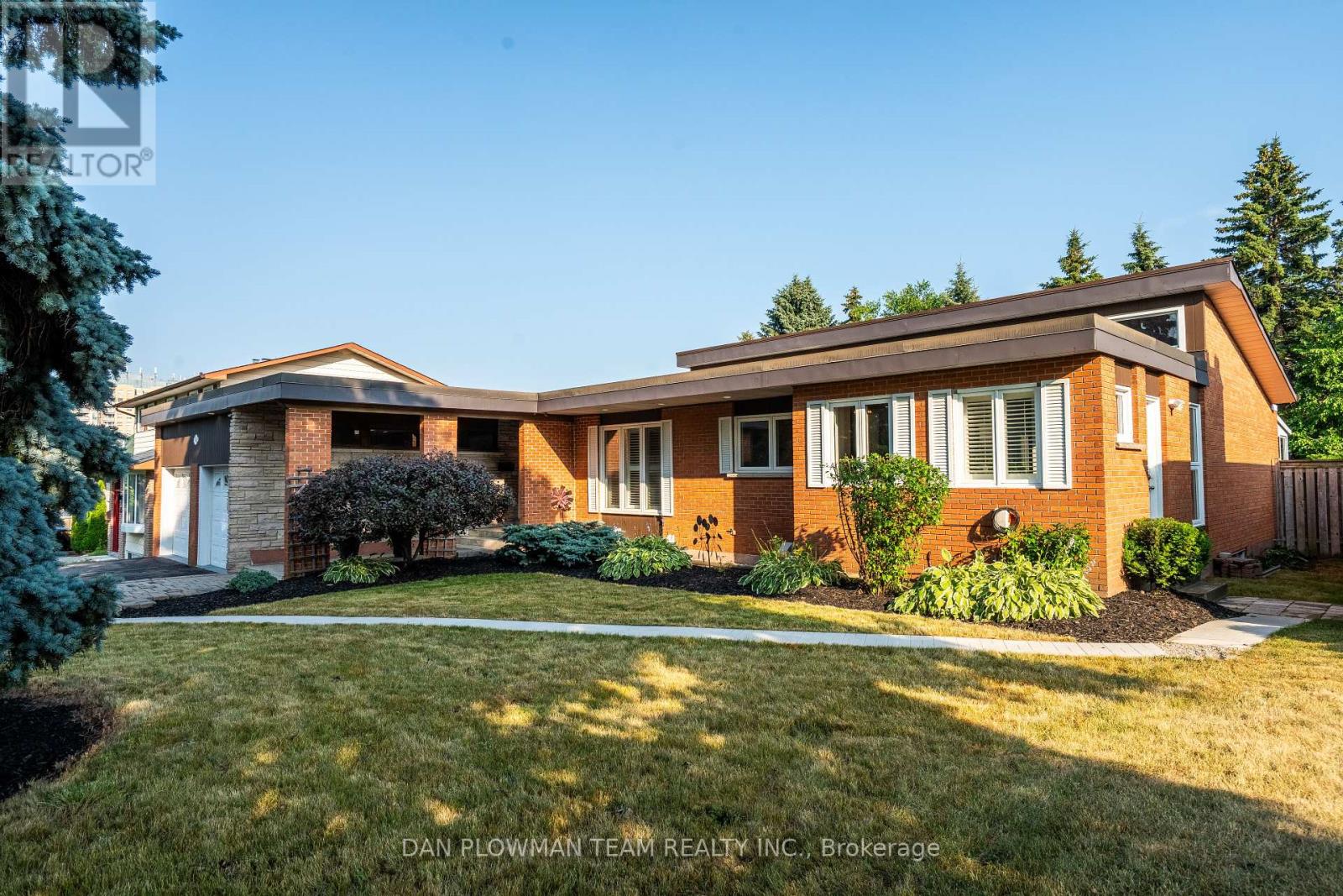 Property at 83 SHERWOOD ROAD E image 3