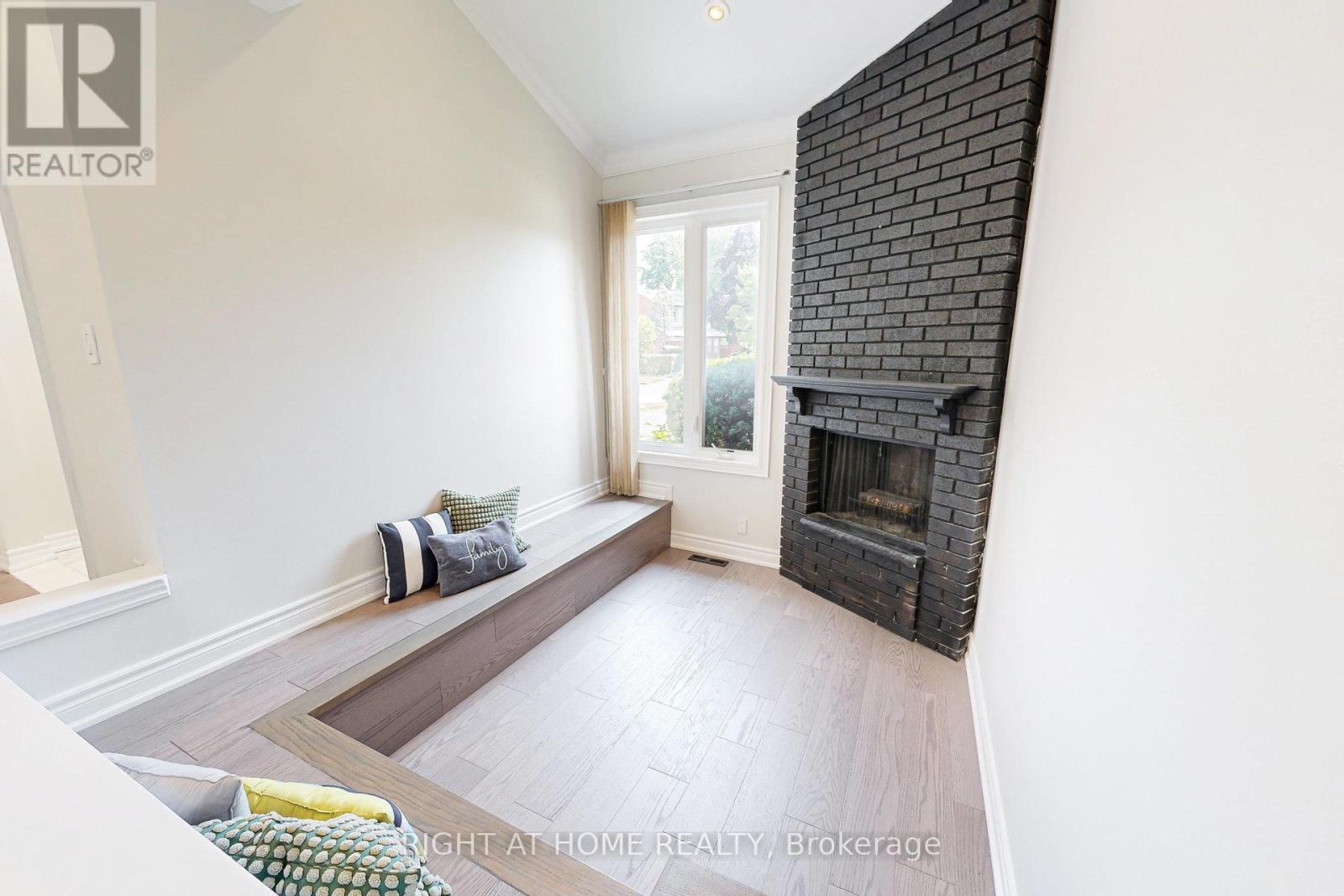 Property at 14 SPRINGHOUSE SQUARE image 3