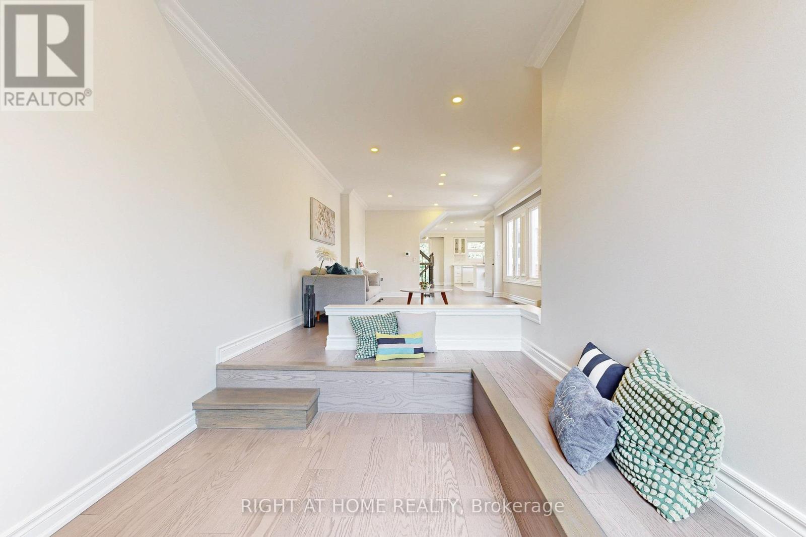 Property at 14 SPRINGHOUSE SQUARE image 4