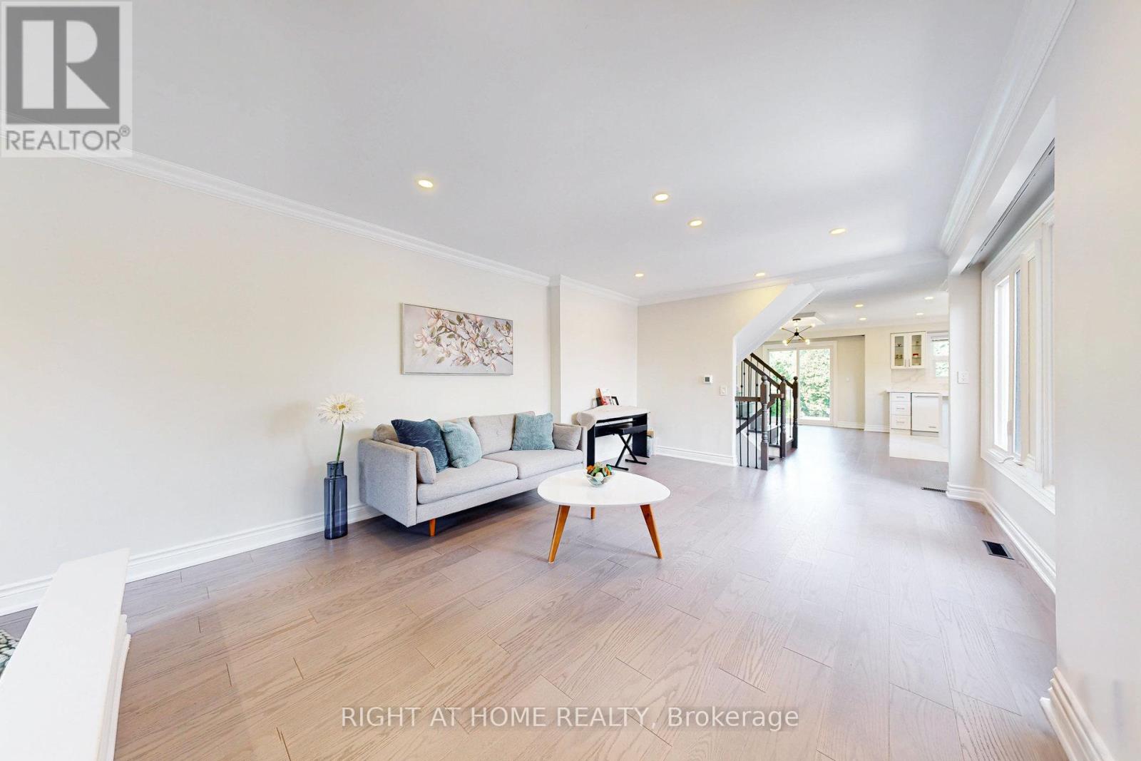 Property at 14 SPRINGHOUSE SQUARE image 5