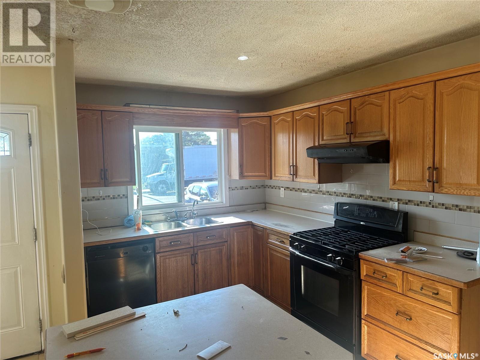 Property at 630 Elphinstone STREET image 3