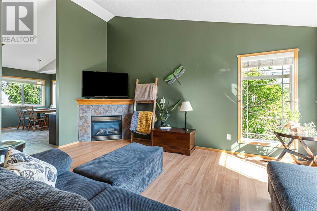 424 Sunset Link, Crossfield, Alberta  T0M 0S0 - Photo 4 - A2235217