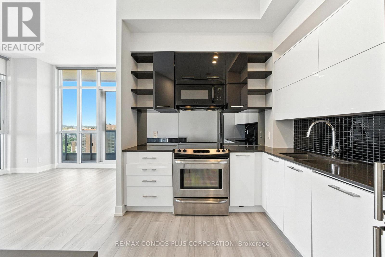 Property at LPH15 - 9471 YONGE STREET image 4