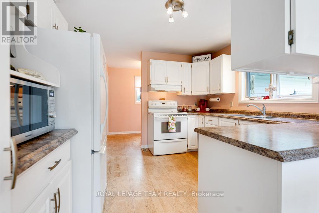 17 Maric Trail, North Grenville, Ontario  K0G 1J0 - Photo 12 - X12295384