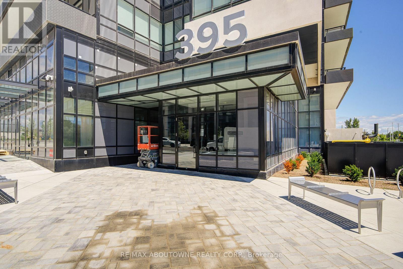 Property at 234 - 395 DUNDAS STREET W image 2