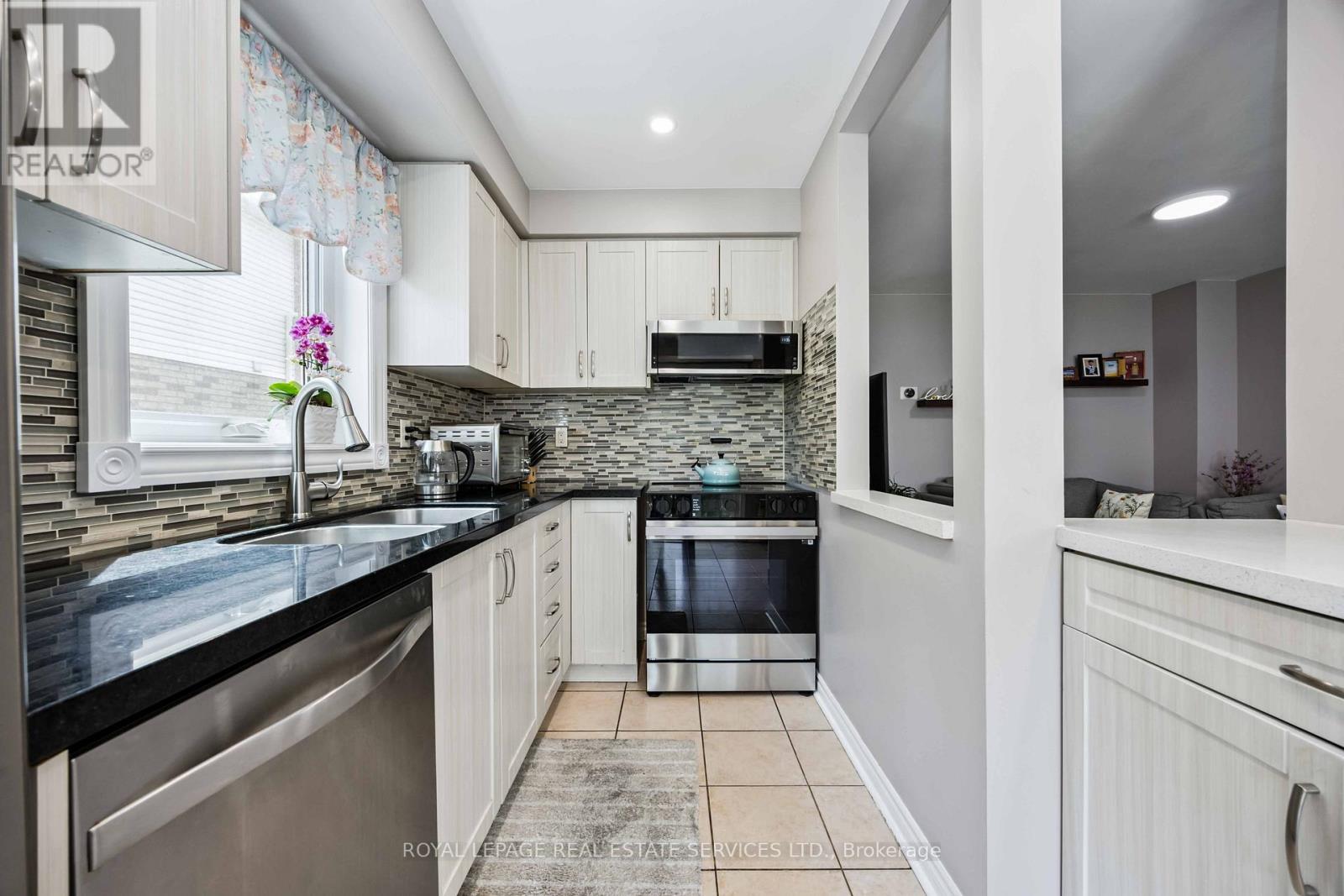 90 Breeze Drive, Bradford West Gwillimbury, Ontario  L3Z 3A5 - Photo 17 - N12309129