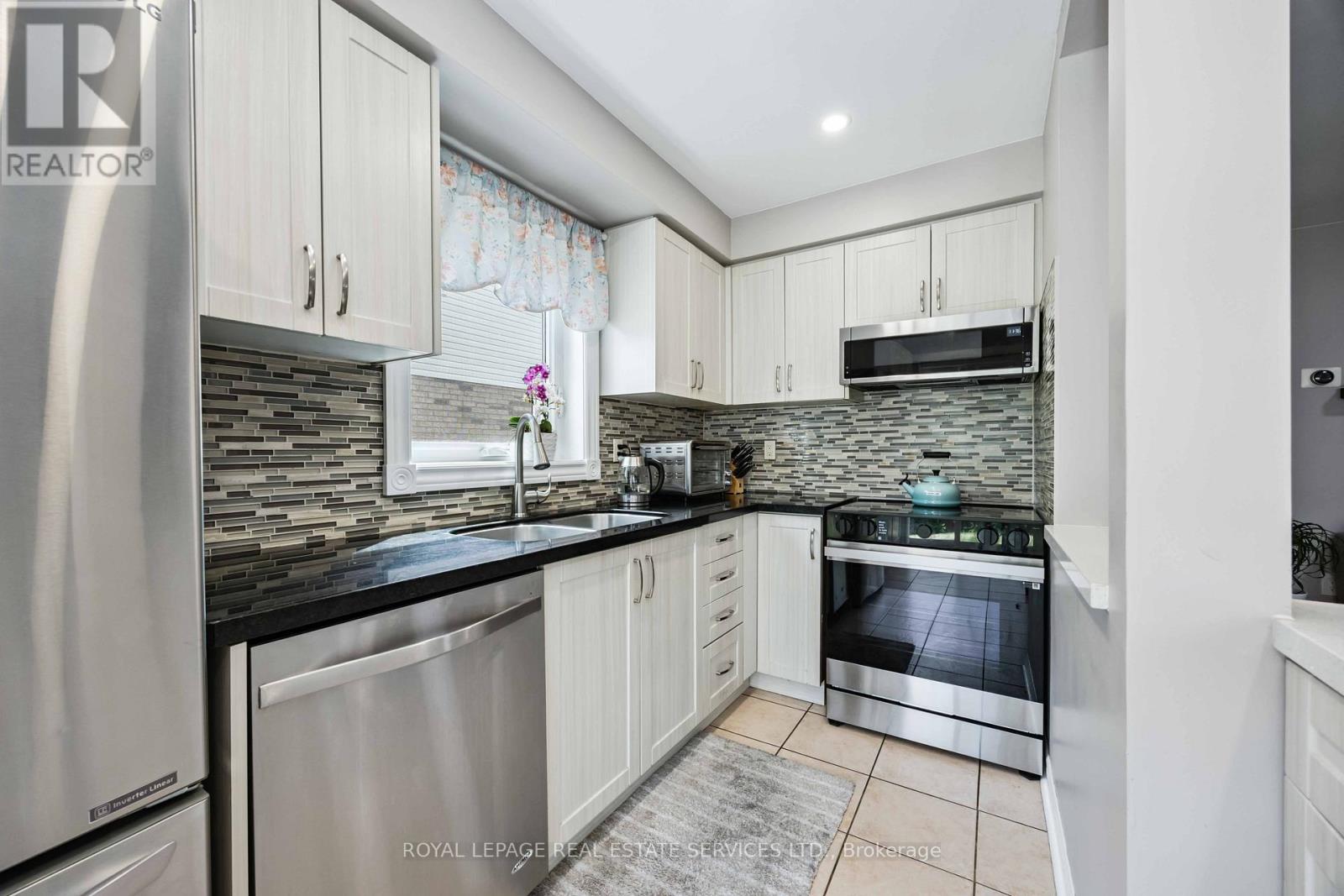 90 Breeze Drive, Bradford West Gwillimbury, Ontario  L3Z 3A5 - Photo 18 - N12309129