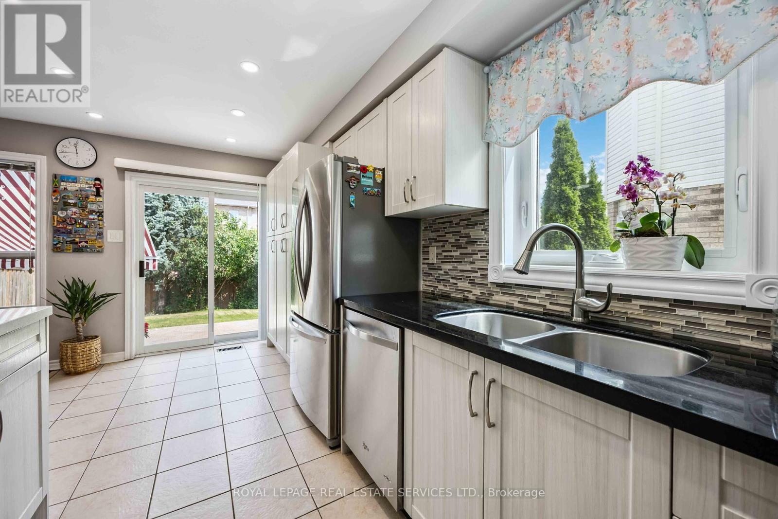 90 Breeze Drive, Bradford West Gwillimbury, Ontario  L3Z 3A5 - Photo 21 - N12309129