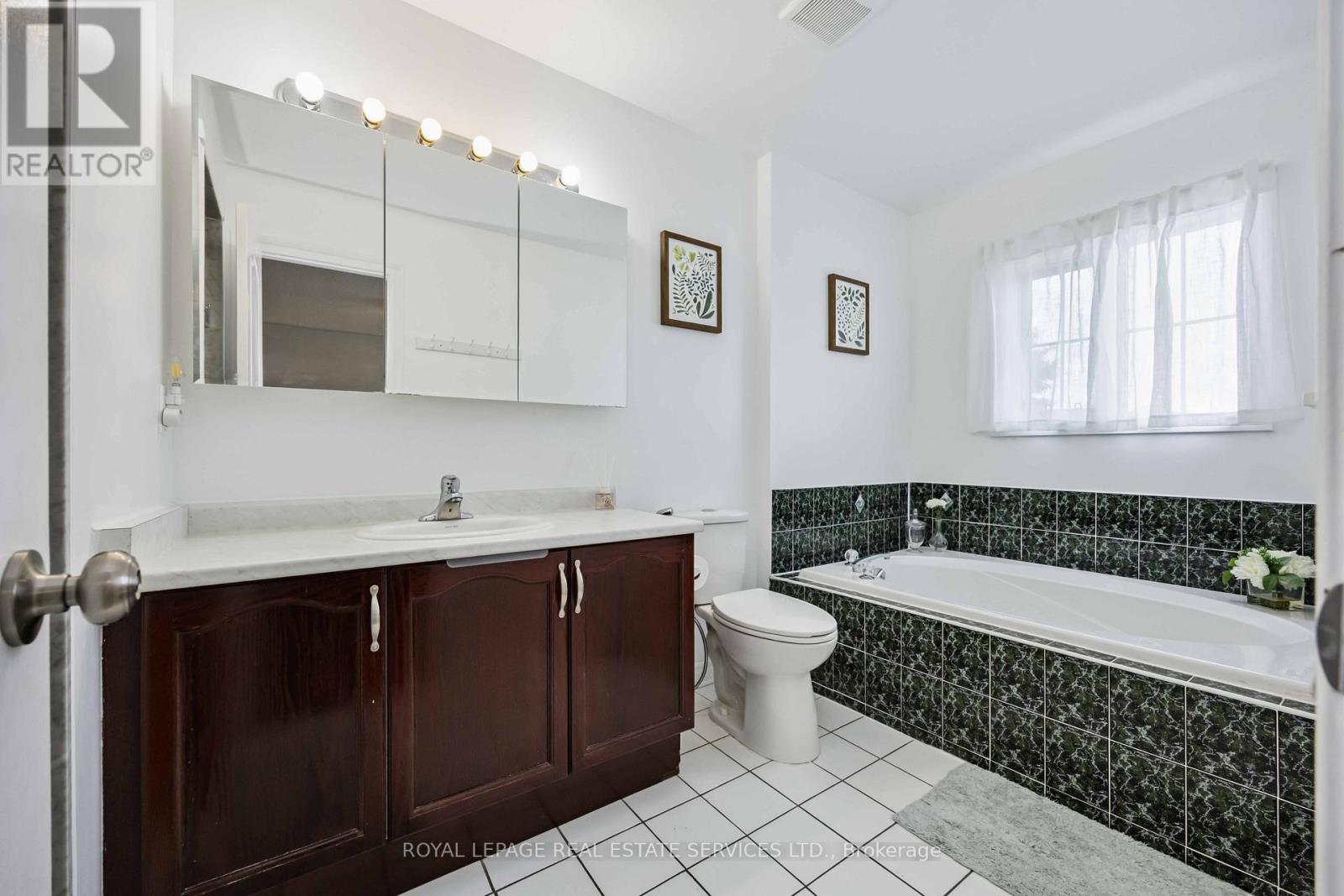 90 Breeze Drive, Bradford West Gwillimbury, Ontario  L3Z 3A5 - Photo 36 - N12309129