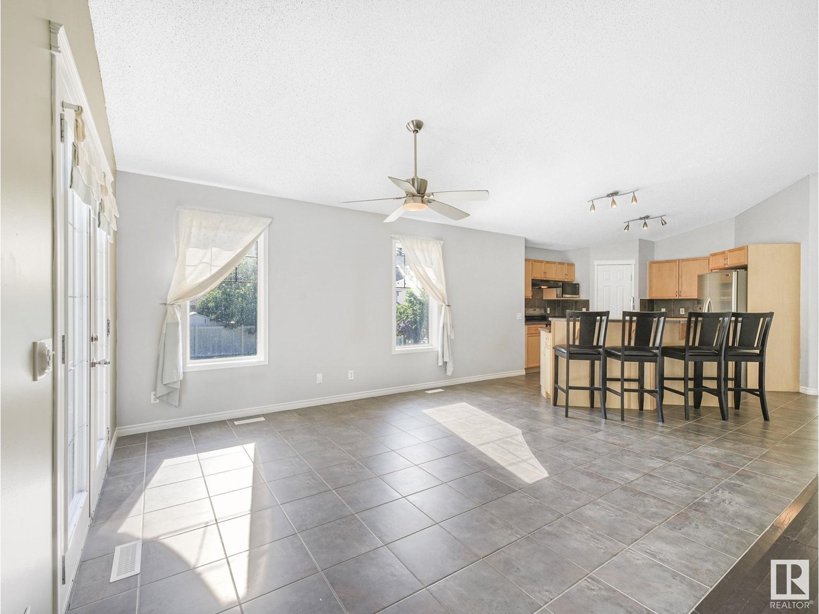 Property at 7804 5 AV SW image 4
