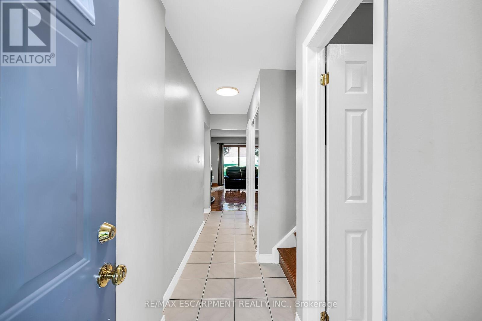 Property at 18 - 1460 GARTH STREET image 4