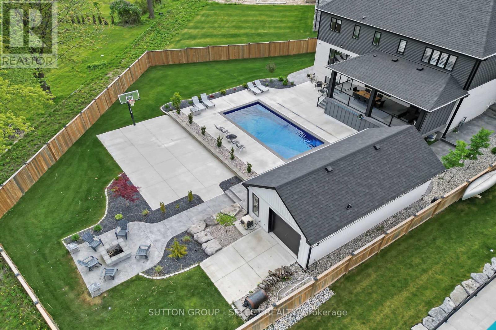 48 Royal Crescent, Southwold, Ontario  N5P 3T2 - Photo 4 - X12309338