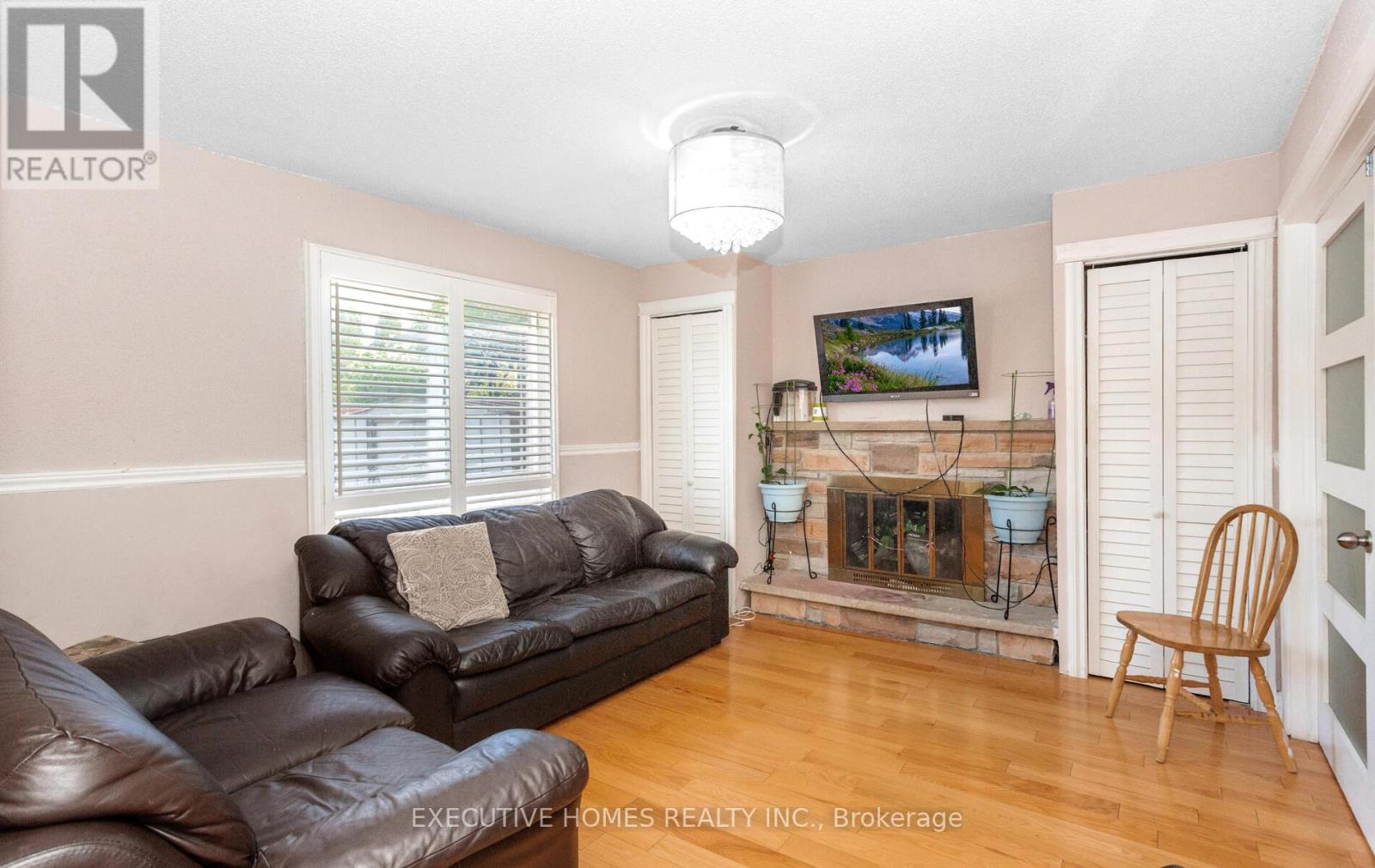 161 Kingsbridge Garden Circle, Mississauga, Ontario  L5R 1T6 - Photo 11 - W12309311