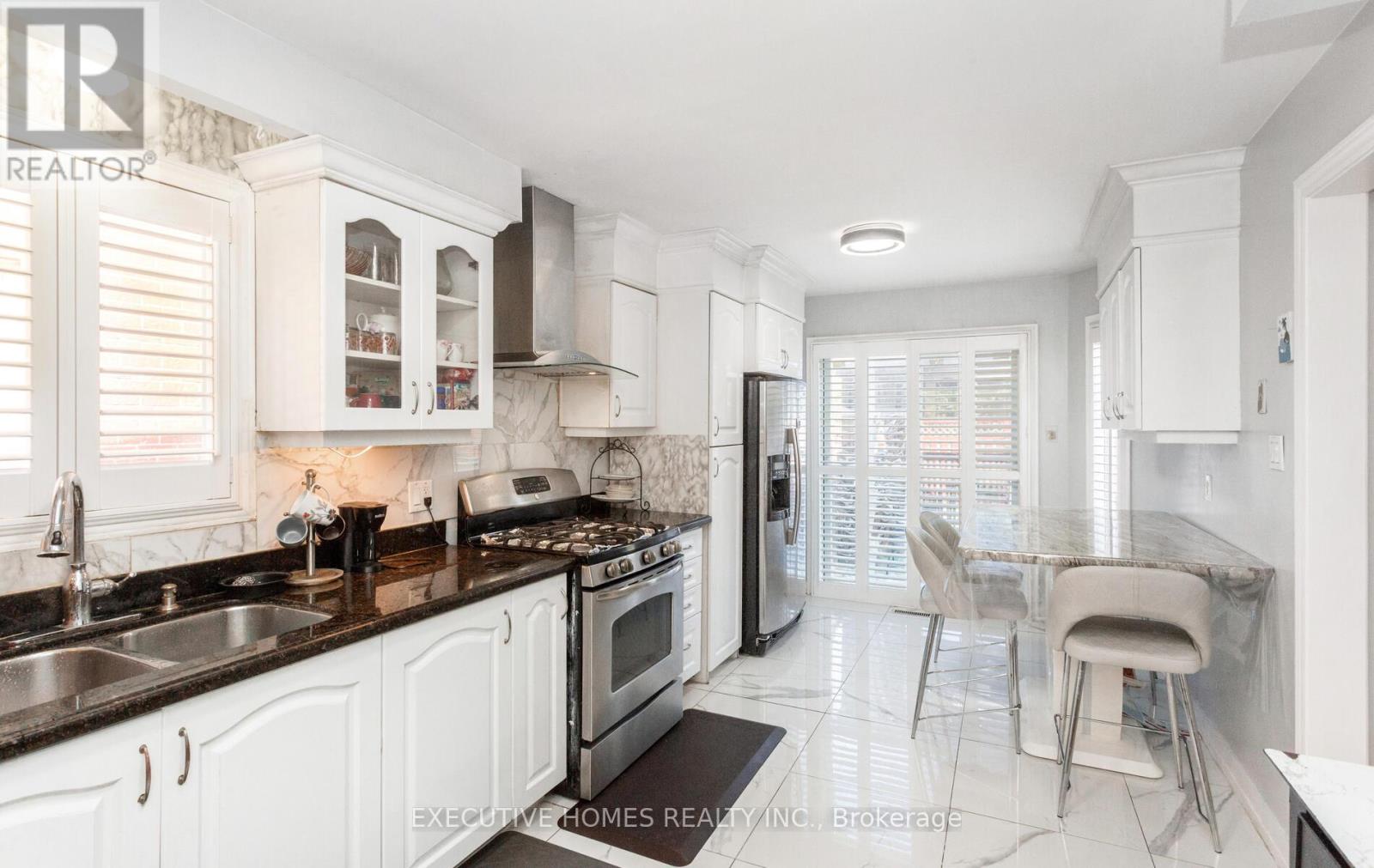 161 Kingsbridge Garden Circle, Mississauga, Ontario  L5R 1T6 - Photo 15 - W12309311
