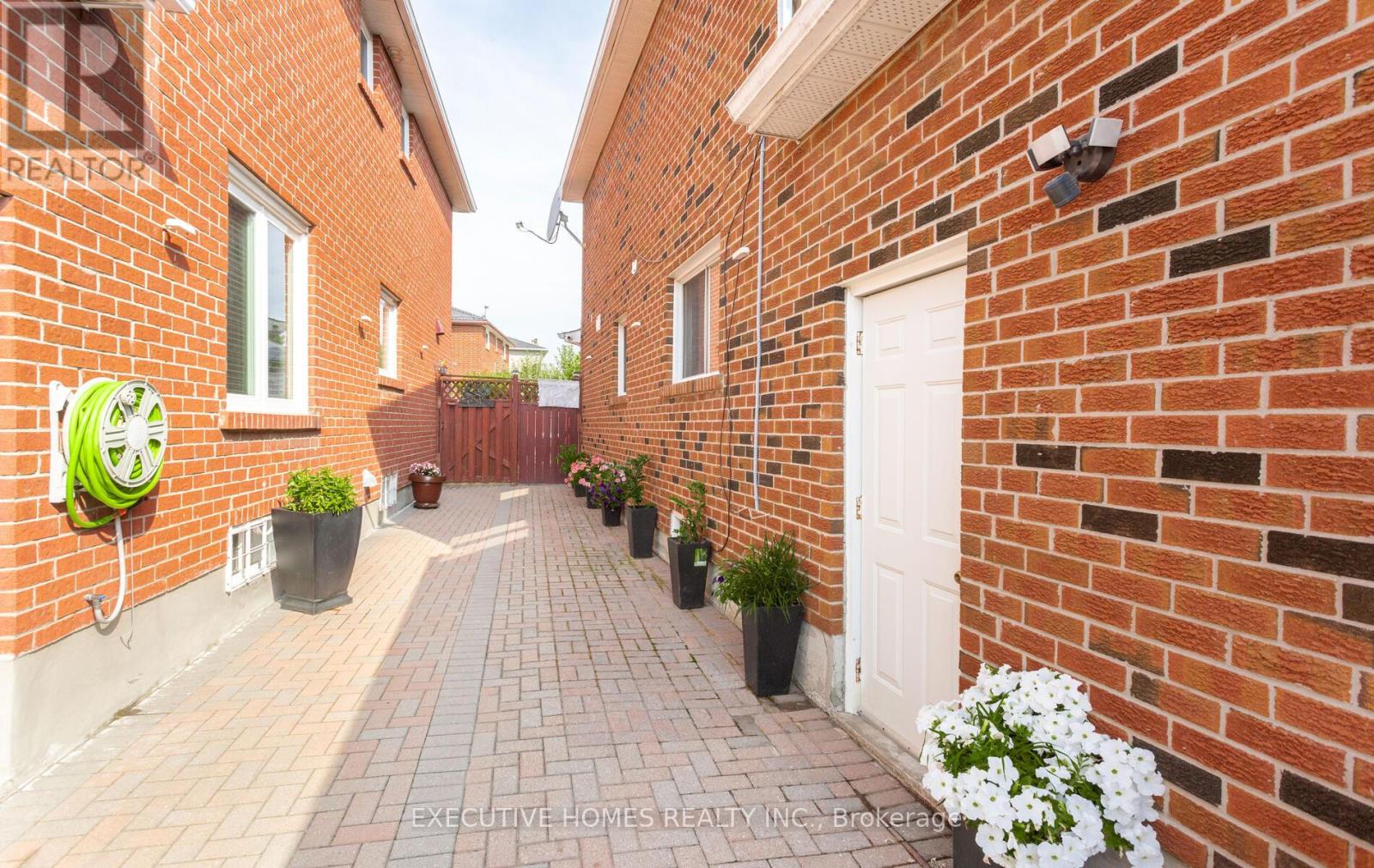 161 Kingsbridge Garden Circle, Mississauga, Ontario  L5R 1T6 - Photo 28 - W12309311