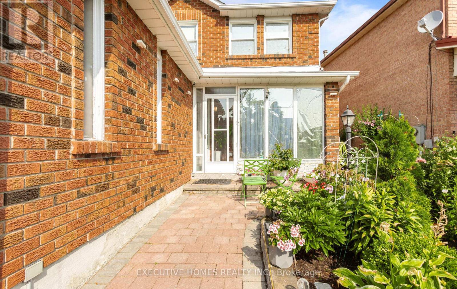 161 Kingsbridge Garden Circle, Mississauga, Ontario  L5R 1T6 - Photo 6 - W12309311