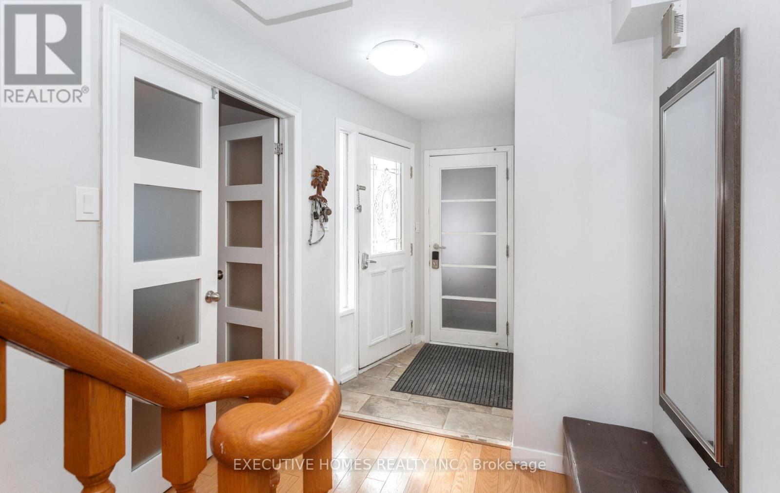161 Kingsbridge Garden Circle, Mississauga, Ontario  L5R 1T6 - Photo 7 - W12309311