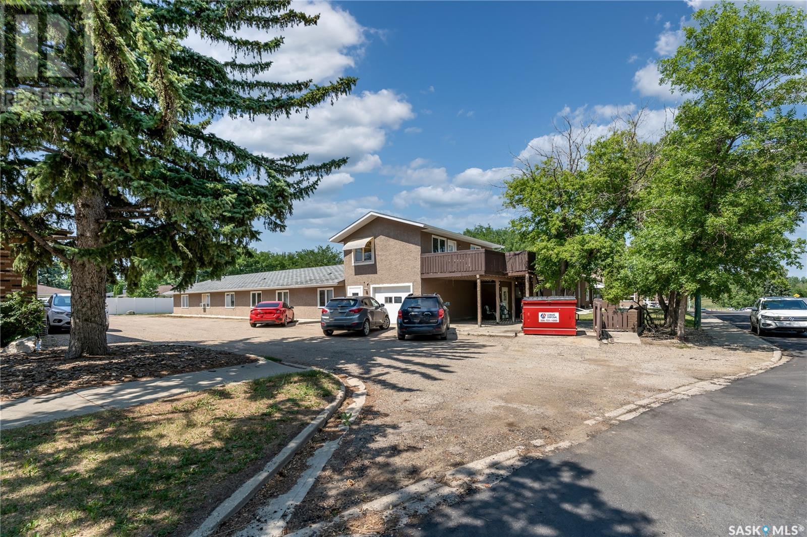 1236 3rd Avenue Nw, Moose Jaw, Saskatchewan  S6H 3V3 - Photo 2 - SK013858