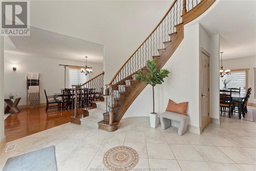 Property at 446 MOUNTBATTEN CRESCENT image 4