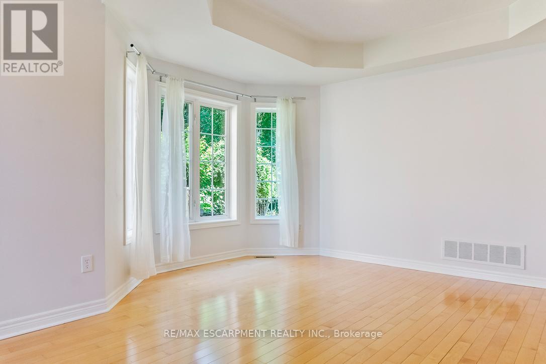 1146 Upper River Court, Mississauga, Ontario L5W 1C2 - Photo 10 - W12309480