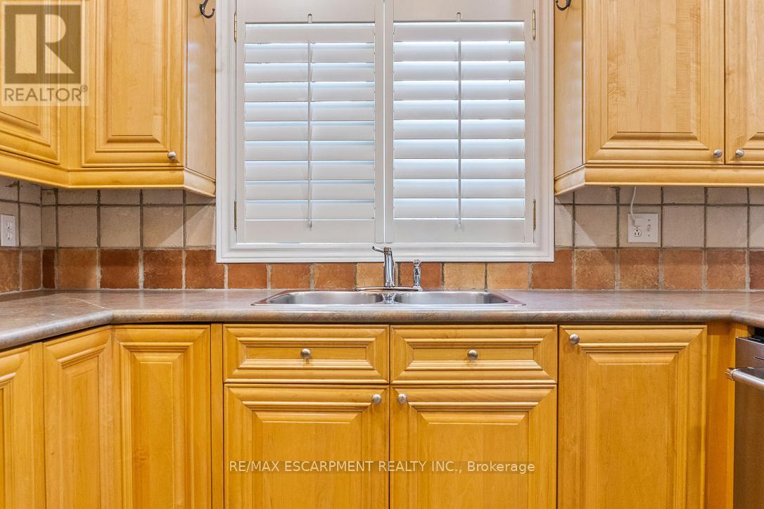 1146 Upper River Court, Mississauga, Ontario L5W 1C2 - Photo 12 - W12309480