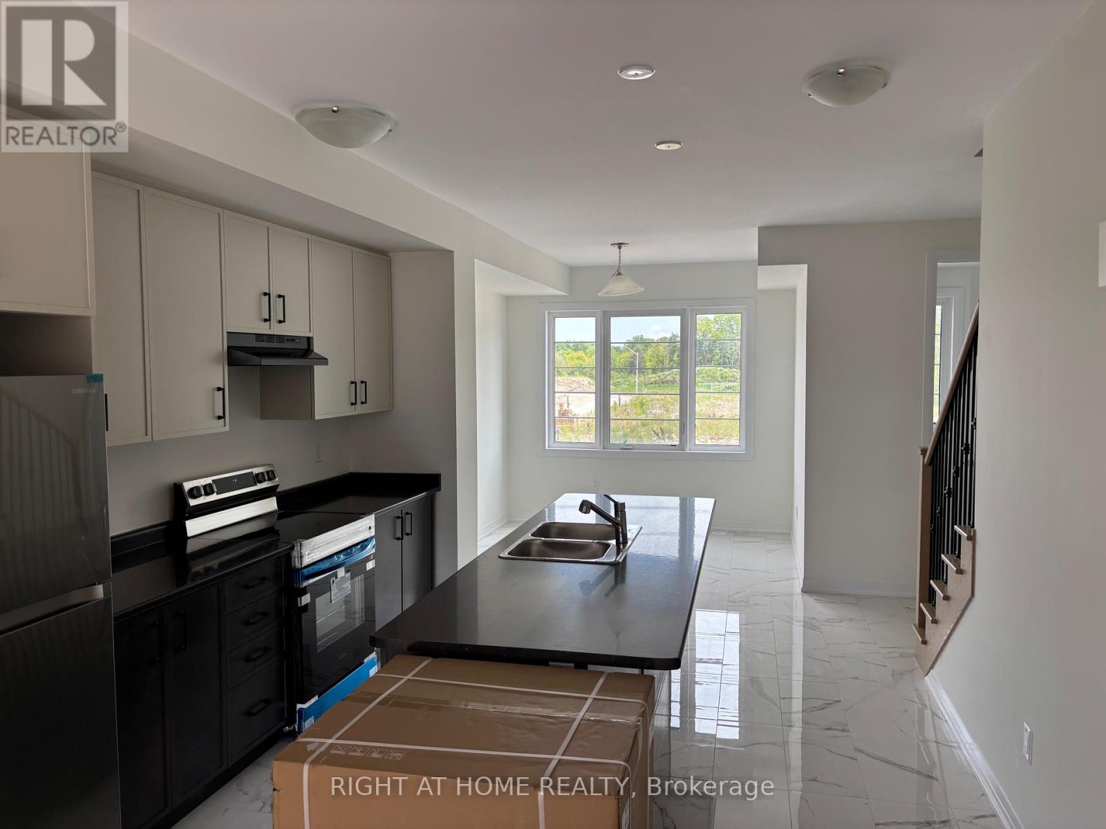 52 Lilac Lane, Thorold, Ontario  L3B 5N5 - Photo 3 - X12305380
