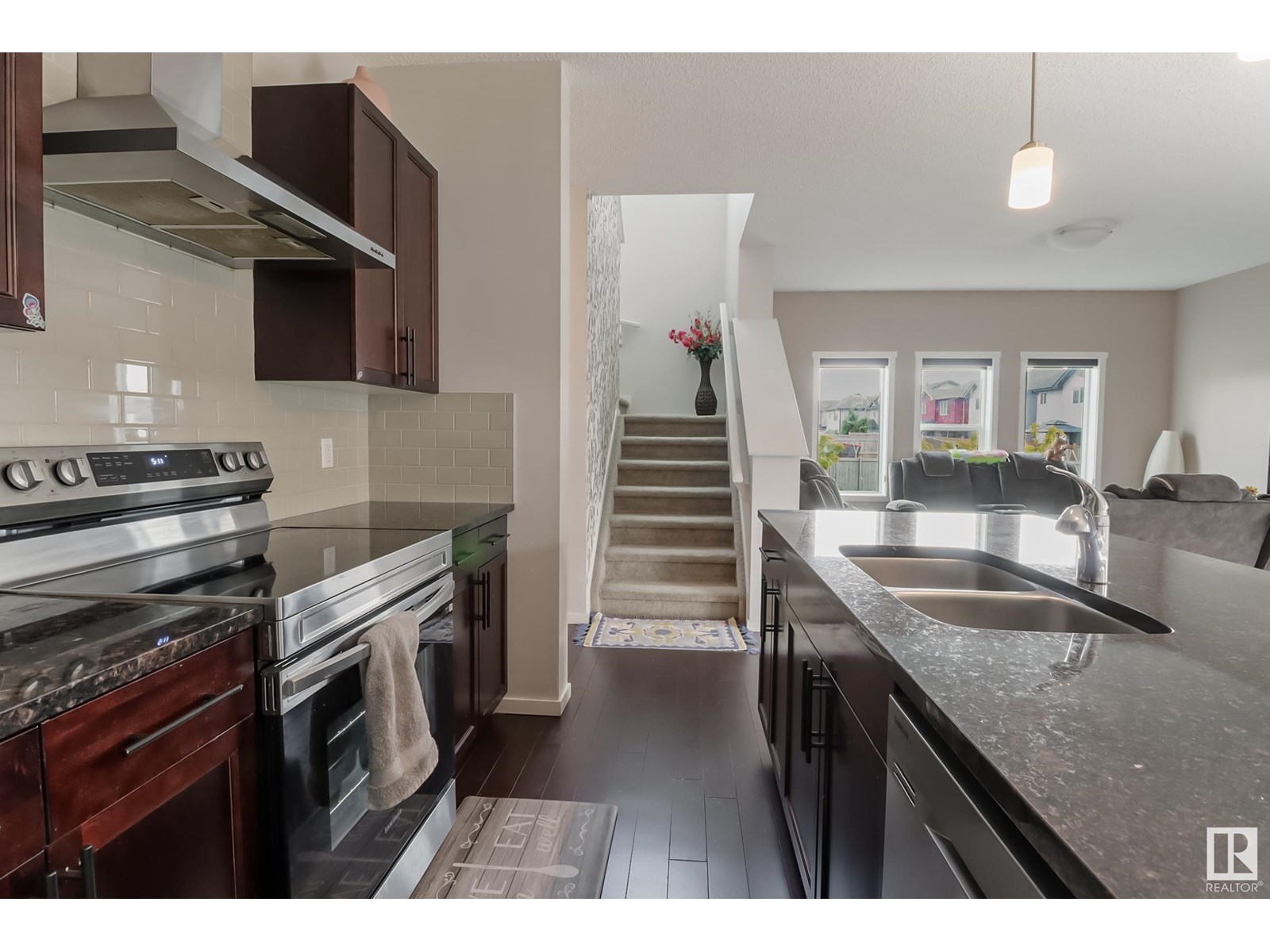 Property at 1404 29 ST NW image 3