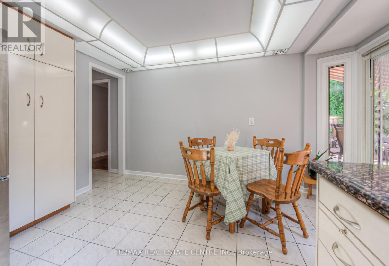 644 Donna Court, Burlington, Ontario  L7N 3H2 - Photo 24 - W12309611
