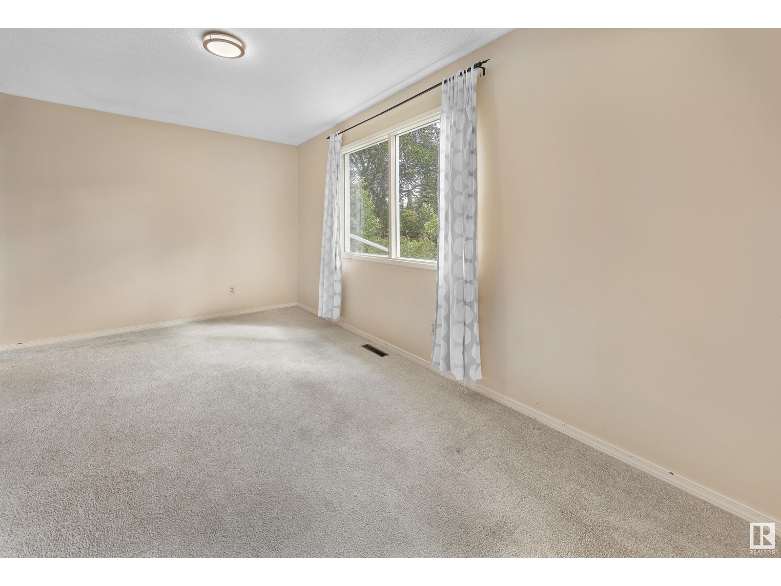 Property at 6628 124 ST NW image 2
