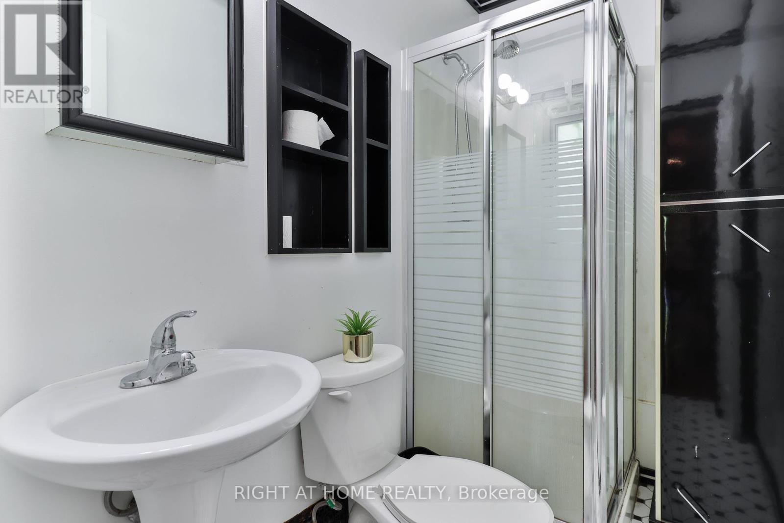 948 Runnymede Road, Toronto (Rockcliffe-Smythe), Ontario  M6N 3W4 - Photo 25 - W12309682