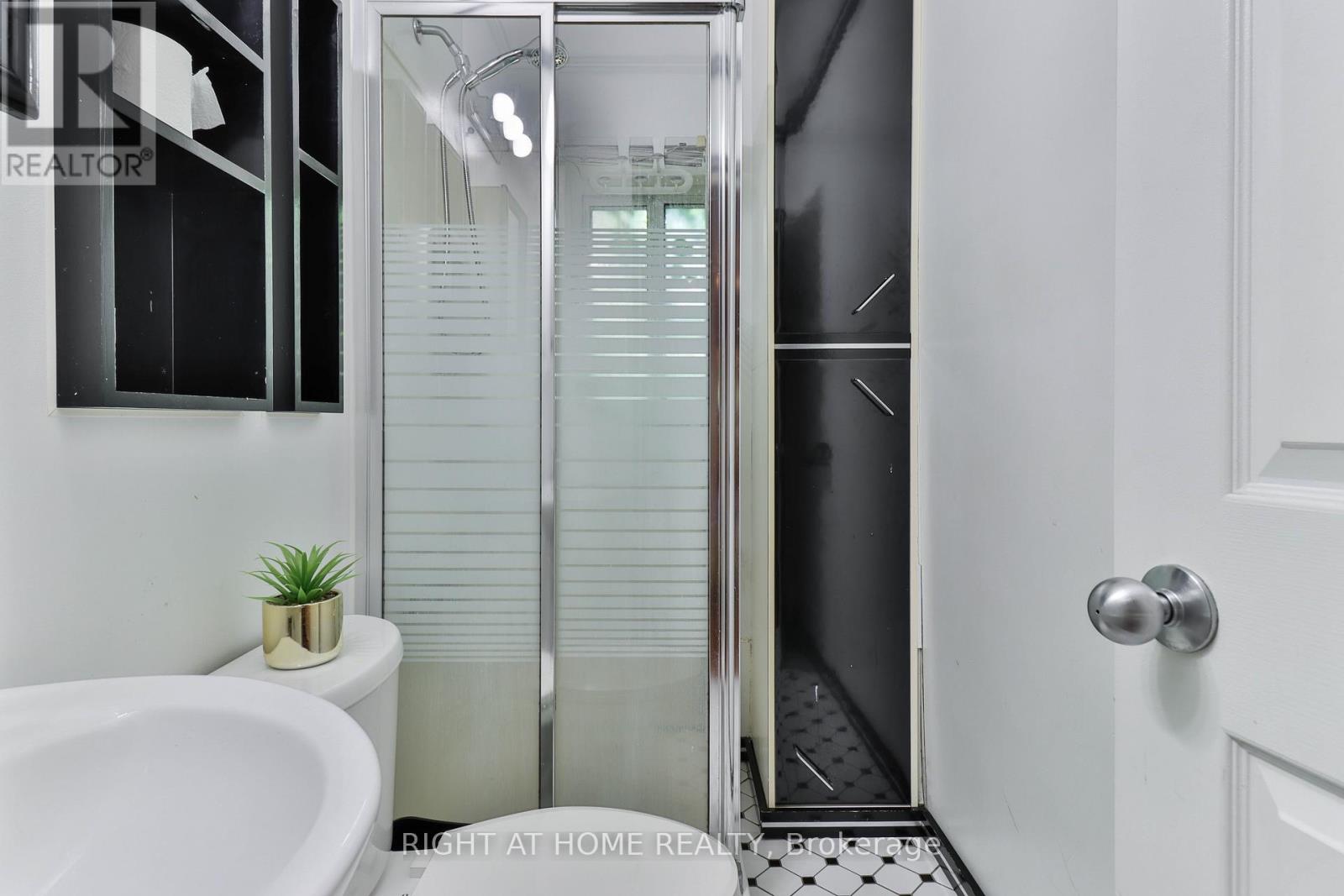 948 Runnymede Road, Toronto (Rockcliffe-Smythe), Ontario  M6N 3W4 - Photo 26 - W12309682